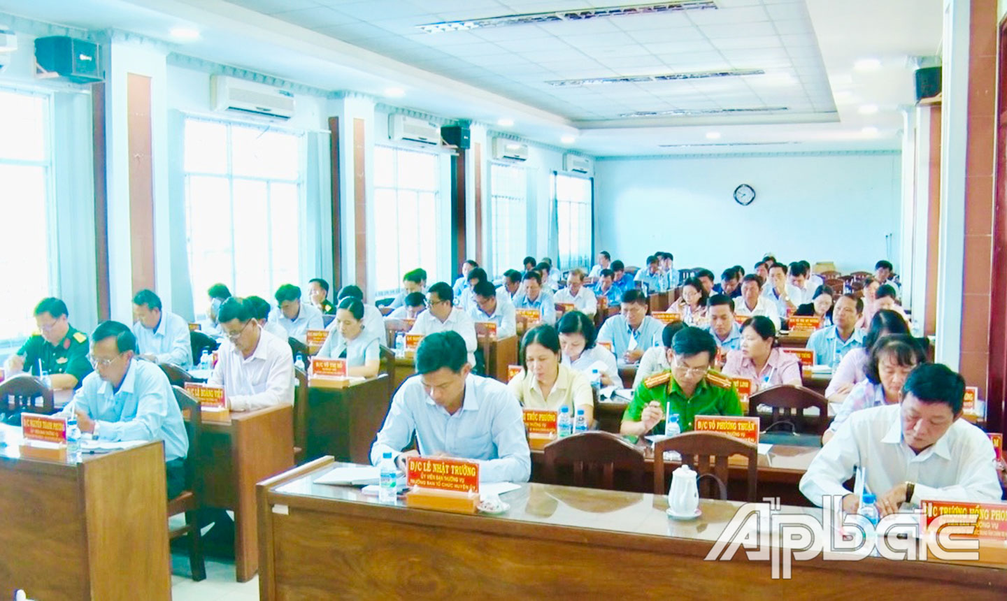 các đại biểu tham dự Hội nghị sơ kết giữa nhiệm kỳ của Đảng bộ huyện Gò Công Đông nhiệm kỳ 2020-2025