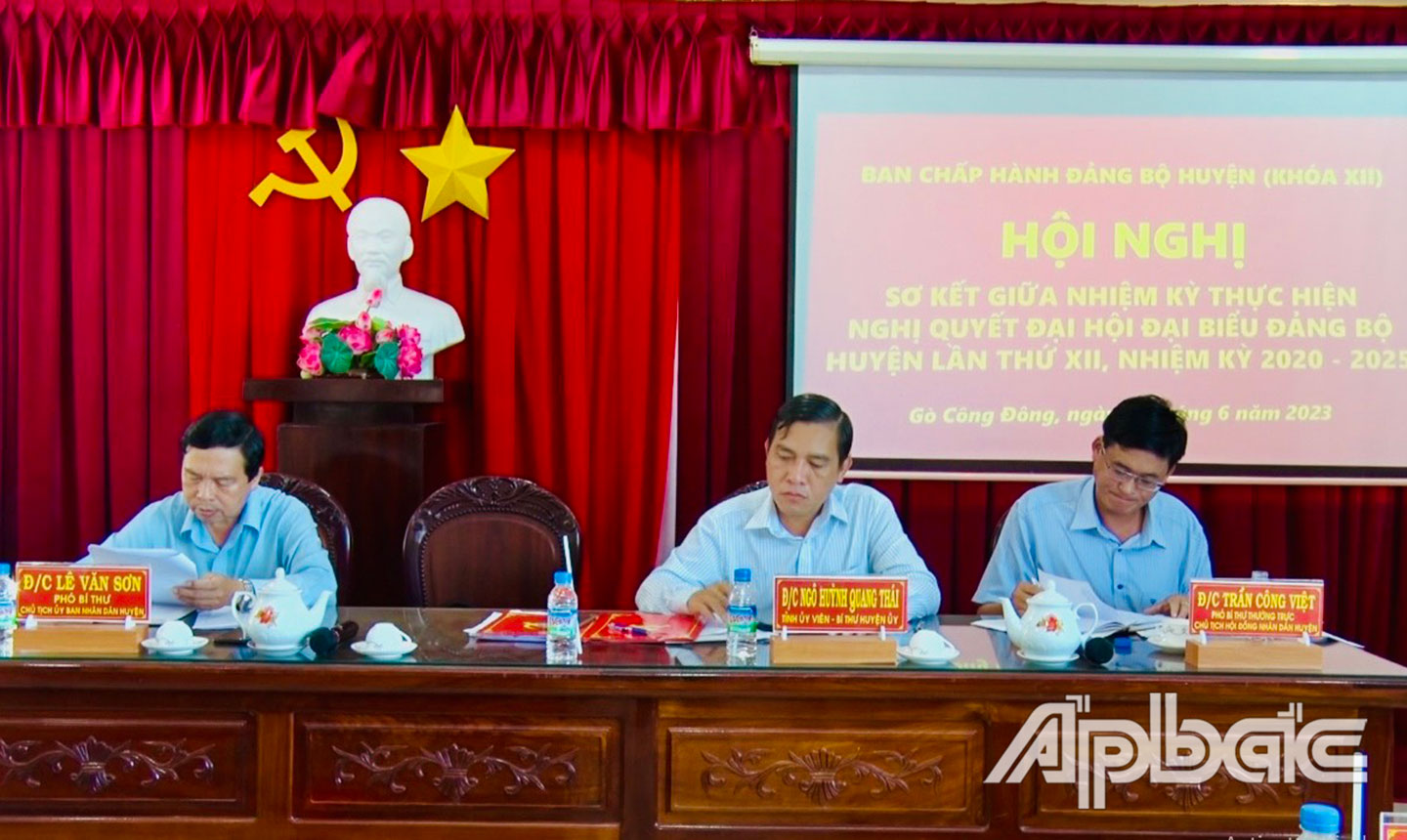 Thường trực Huyện ủy Gò Công Đông chủ trì Hội nghị.