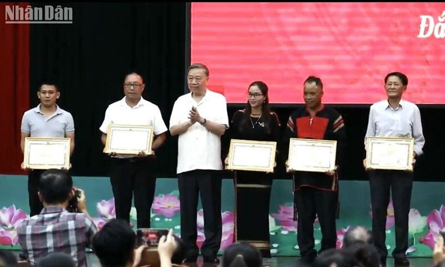 Five individuals in Dak Lak receive certificates of merit for safeguarding national security.