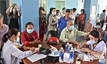 Khám bệnh và tặng quà cho hộ nghèo, học sinh vượt khó tại huyện Tân Phú Đông