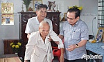 Đồng chí Võ Văn Bình thăm, tặng quà gia đình chính sách tại huyện Cái Bè
