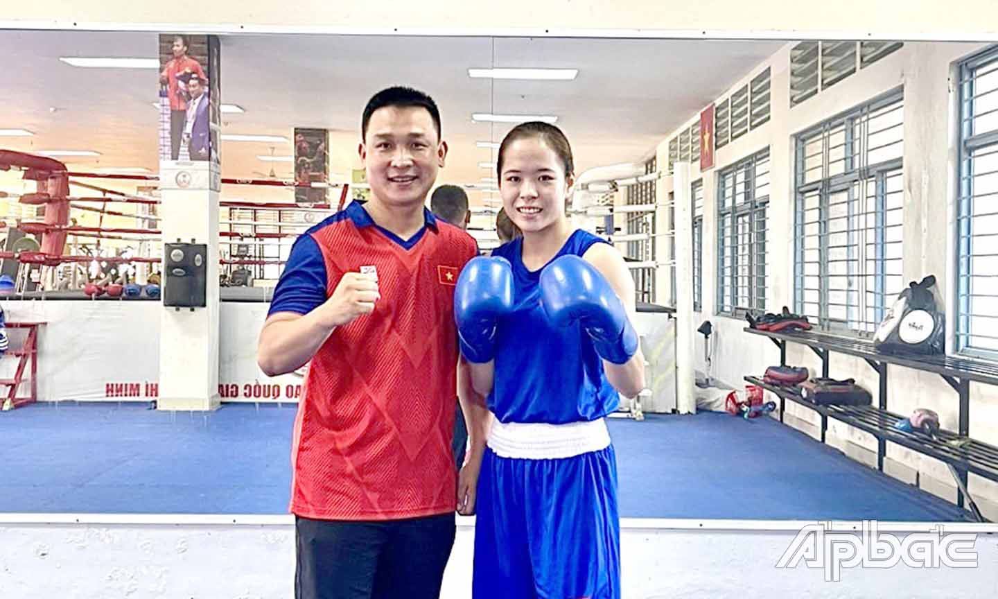 VĐV Nguyễn Huyền Trân (bên phải) và HLV Đỗ Đình Thông (bên trái) của Đội Boxing Tiền Giang tại Đội tuyển Boxing Việt Nam.