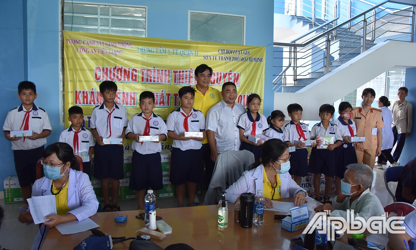 Tặng quà cho học sinh.