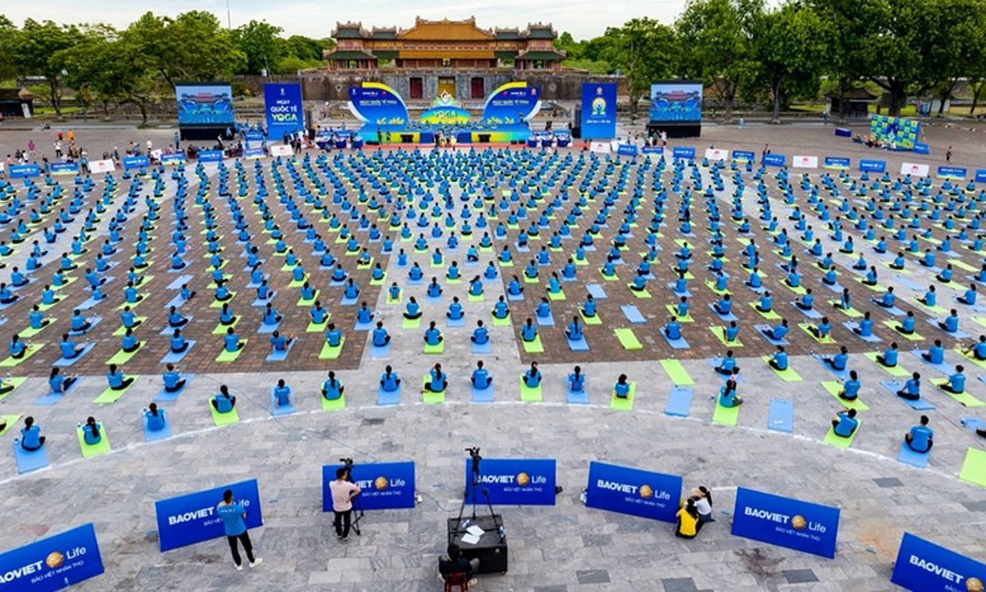 ABO/NDO- More than 1,000 people took part in a mass yoga performance in the central province of Thua Thien-Hue on July 2 to mark the 9th International Day of Yoga.