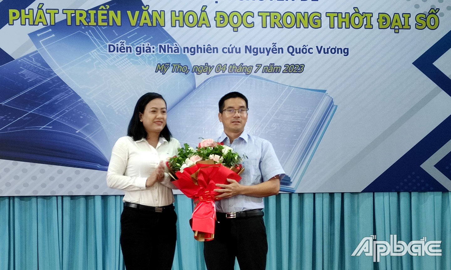 Phó Giám đốc Sở Văn hóa, Thể thao và Du lịch - bà Nguyễn Thị Kim Chi tặng hoa cho diễn giả Nguyễn Quốc Vương.