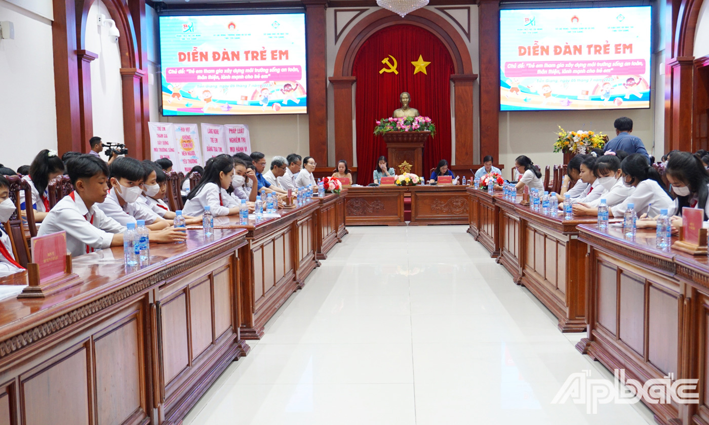 Quang cảnh tại buổi diễn đàn