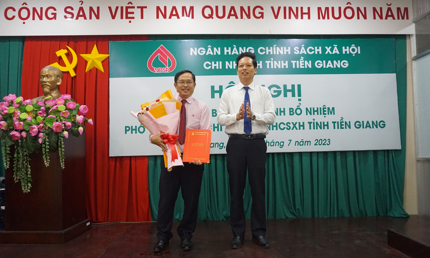 Phó Chủ tịch Ủy ban nhân dân tỉnh Tiền Giang Nguyễn Thành Diệu chúc mừng Phó Giám đốc Ngân hàng CSXH chi nhánh Tiền Giang.