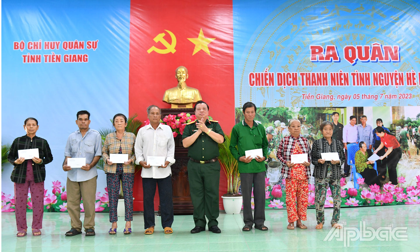 Đại tá Huỳnh Ngọc Huệ, Phó Chính ủy Bộ CHQS tỉnh tặng quà cho các gia đình chính sách.