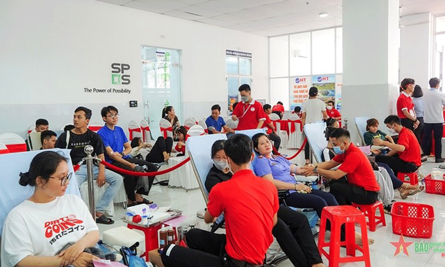 ABO/NDO- The National Institute of Hematology and Blood Transfusion (NIHBT) and the Can Tho City’s Steering Committee for Voluntary Blood Donation organised a ceremony on June 6 to kick off a blood donation event and honour outstanding blood donors in the city.