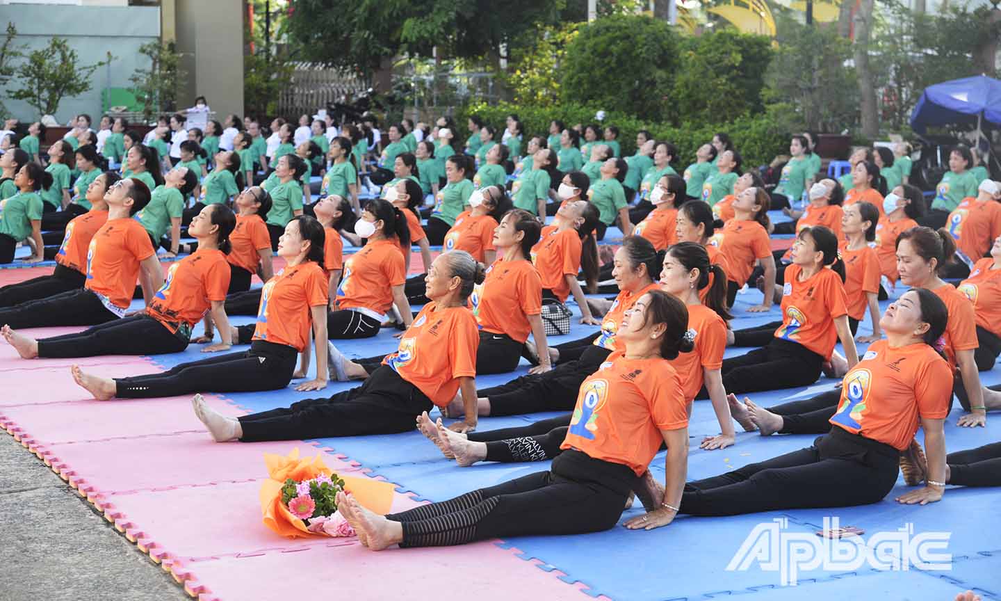 Các VĐV thực hiện các bài tập Yoga theo hướng dẫn.