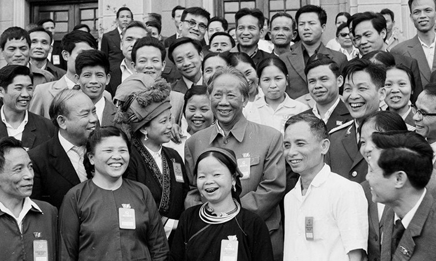 Party General Secretary Le Duan and delegates to the 5th National Party Congress, which was held in Hanoi in March 1982 (Photo: VNA).