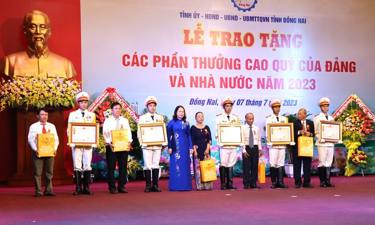 ABO/NDO- Vice President Vo Thi Anh Xuan attended a ceremony on July 7 to award Party and State accolades to individuals and groups in Dong Nai Province for their distinction.