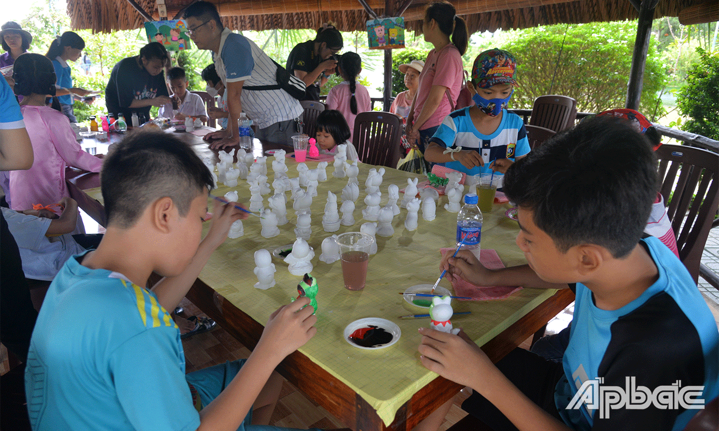 Các em được tham gia chơi tô tượng và chơi tranh cát.