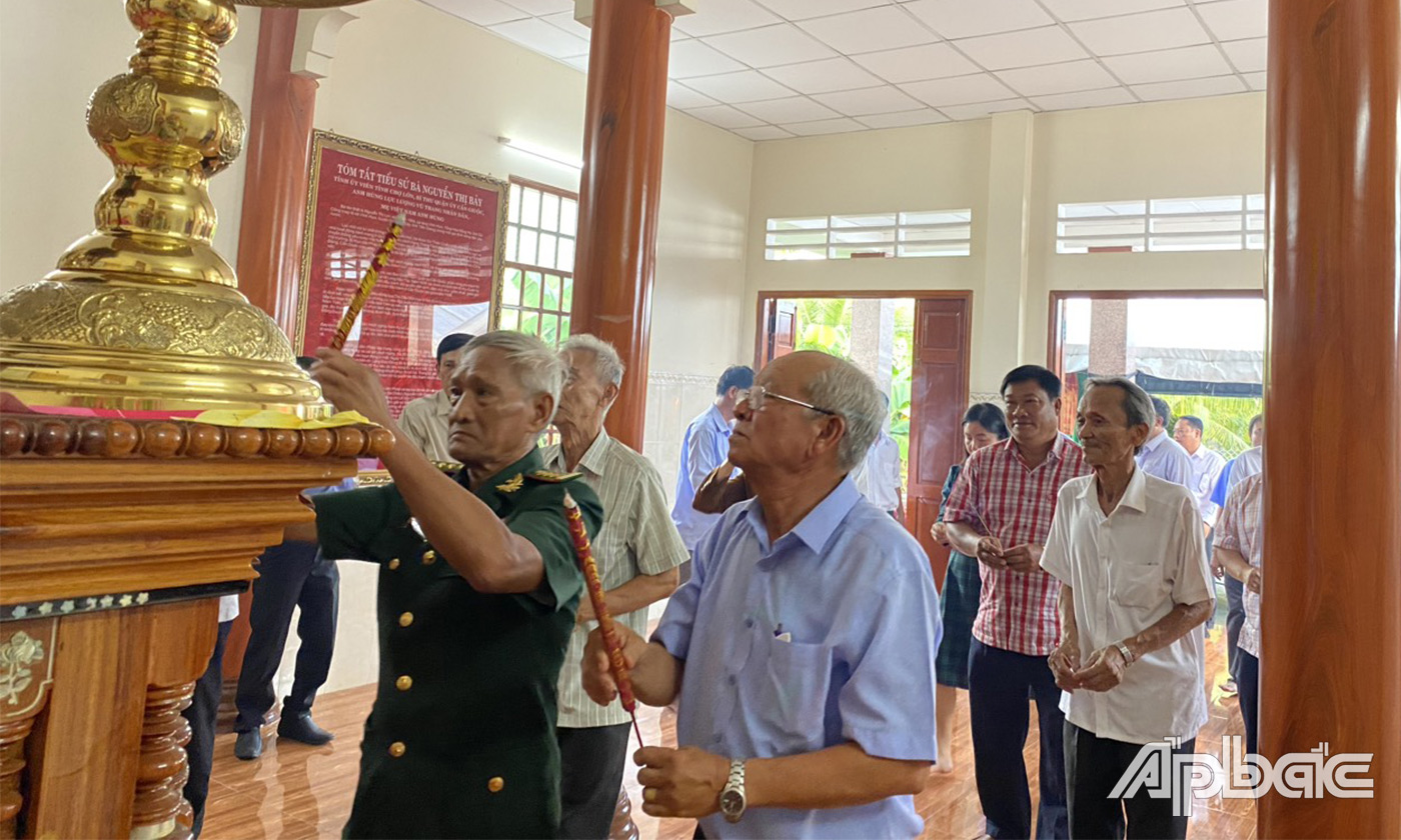 Đoàn lãnh đạo tỉnh Long An thắp hương