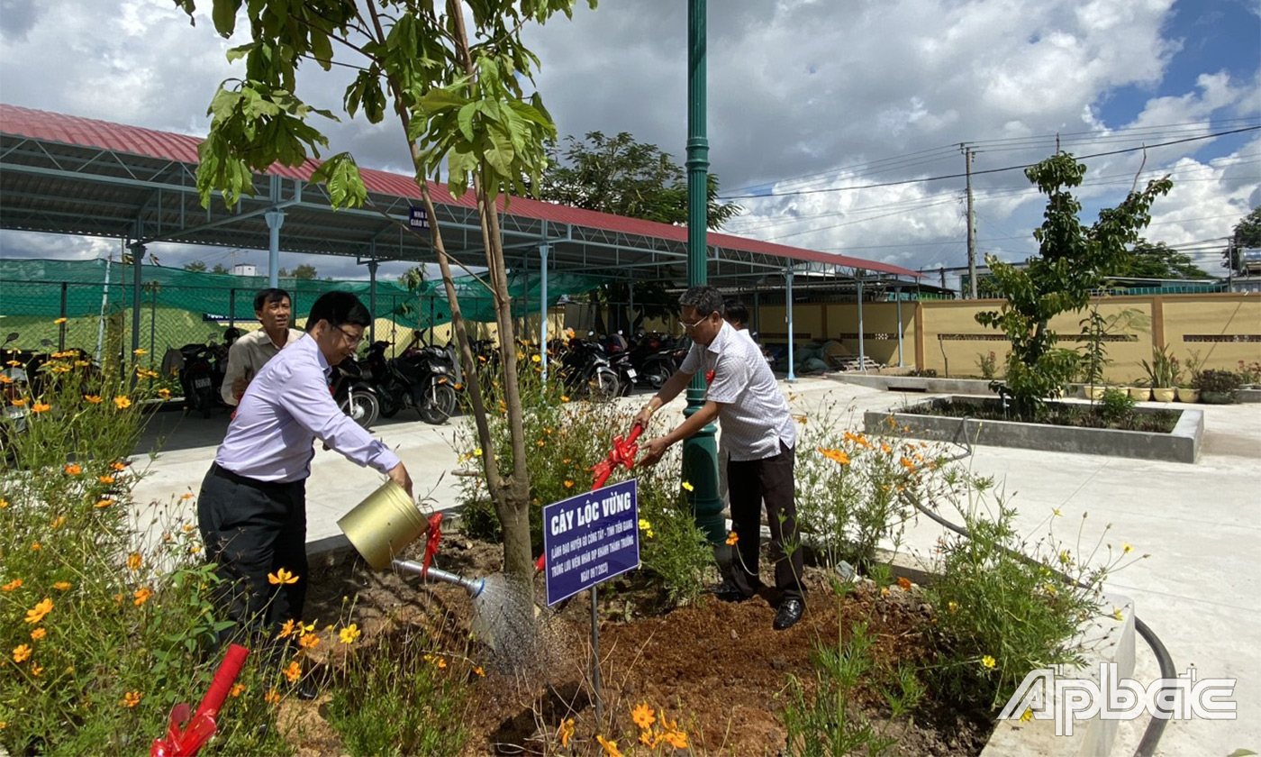 Các đồng chí cán bộ lãnh đạo Tỉnh, huyện cùng Ban giám hiệu nhà trường đã trồng cây lưu niệm kỷ niệm ngày khánh thành và đón nhận danh hiệu trường Trung học cơ sở Nguyễn Thị Bảy đạt chuẩn quốc gia cấp độ 2.