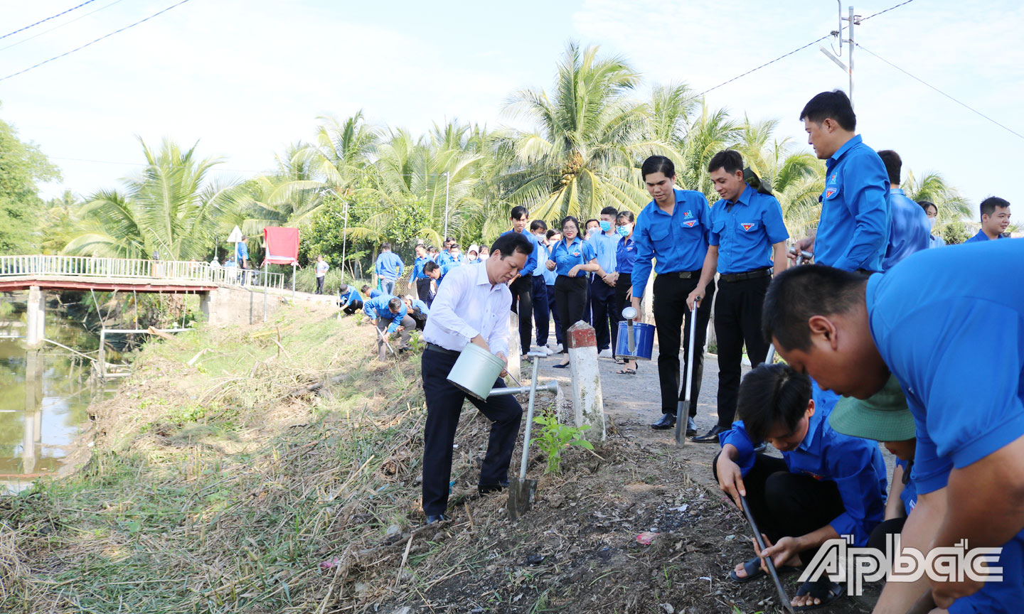 Phó Chủ tịch UBND tỉnh, Trưởng Ban Chỉ đạo Chiến dịch tỉnh Nguyễn Thành Diệu cùng đoàn viên thanh niên tham gia trồng và chăm sóc cây xanh trên tuyến đường nông thôn.