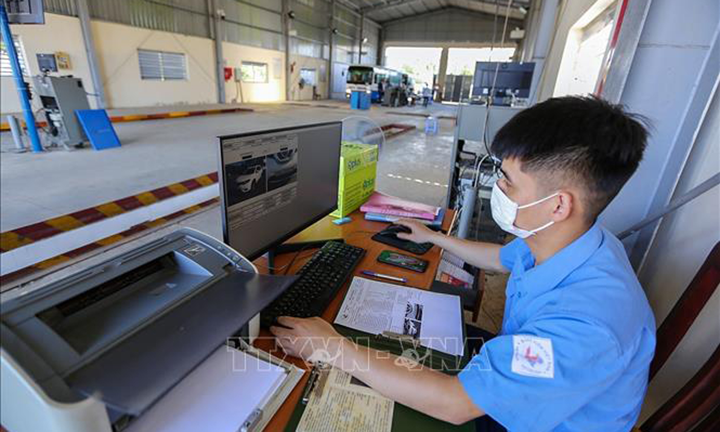 Cán bộ Trung tâm Đăng kiểm xe cơ giới 28-01S làm việc trong buổi sáng 29/6/2023. Ảnh: Trọng Đạt/TTXVN