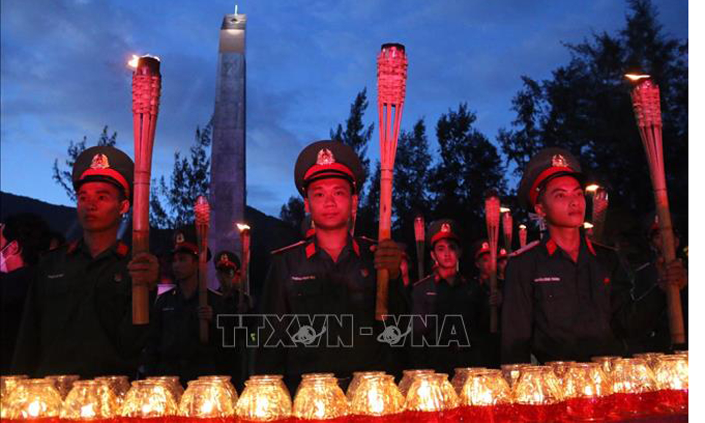 Nghi thức thắp nến tri ân các Anh hùng liệt sĩ tại Nghĩa trang Hàng Dương. Ảnh tư liệu: Thanh Vũ/TTXVN