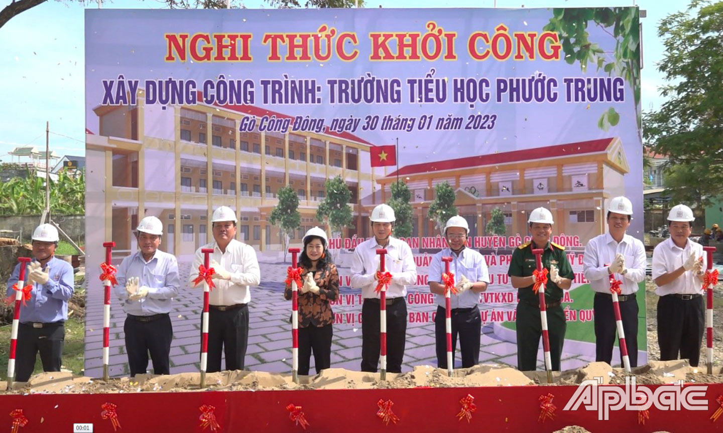 Lãnh đạo tỉnh thực hiện nghi thức khởi công Trường Tiểu học Phước Trung.