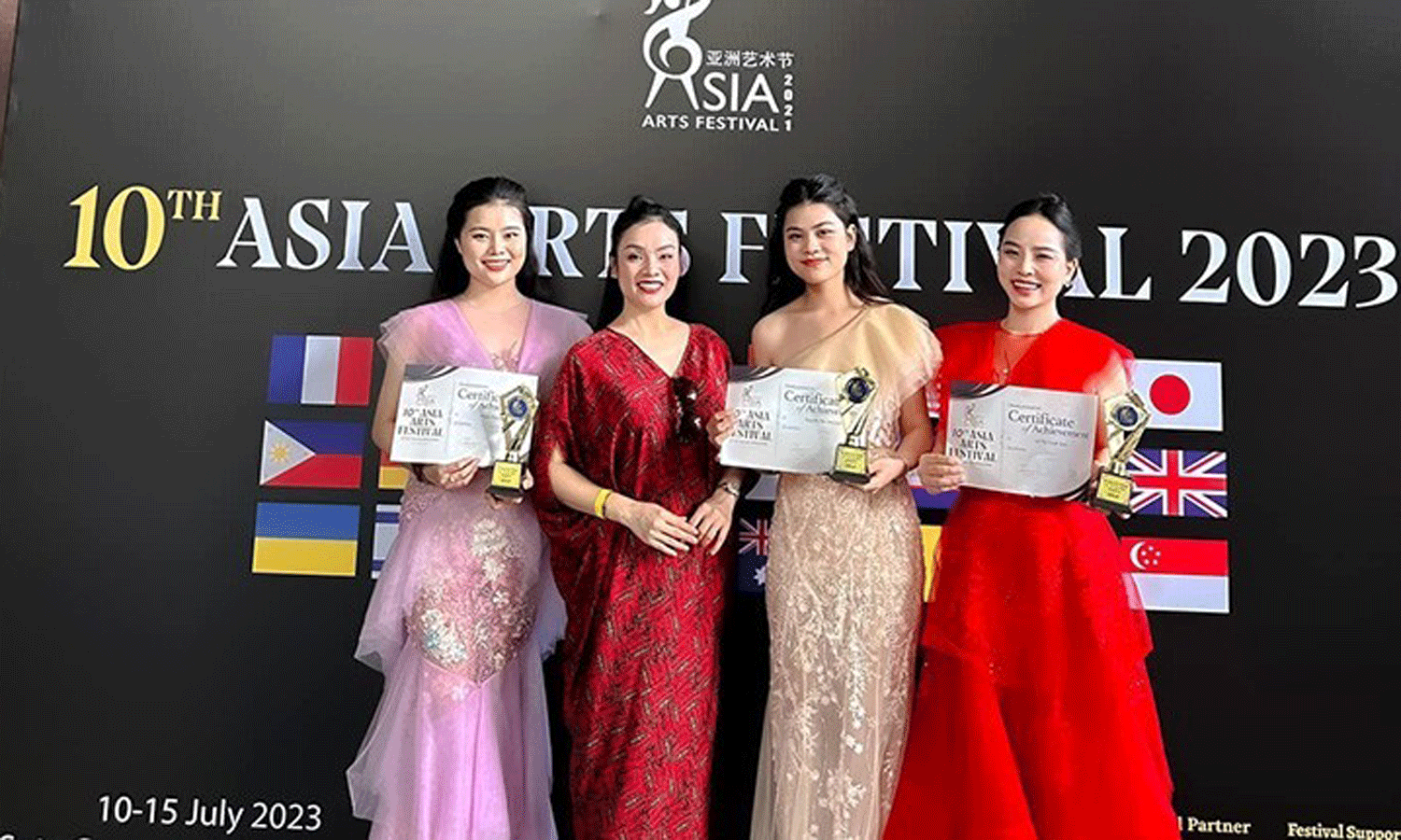  Tan Nhan and her students after winning the award. (Photo: Facebook of Tan Nhan)