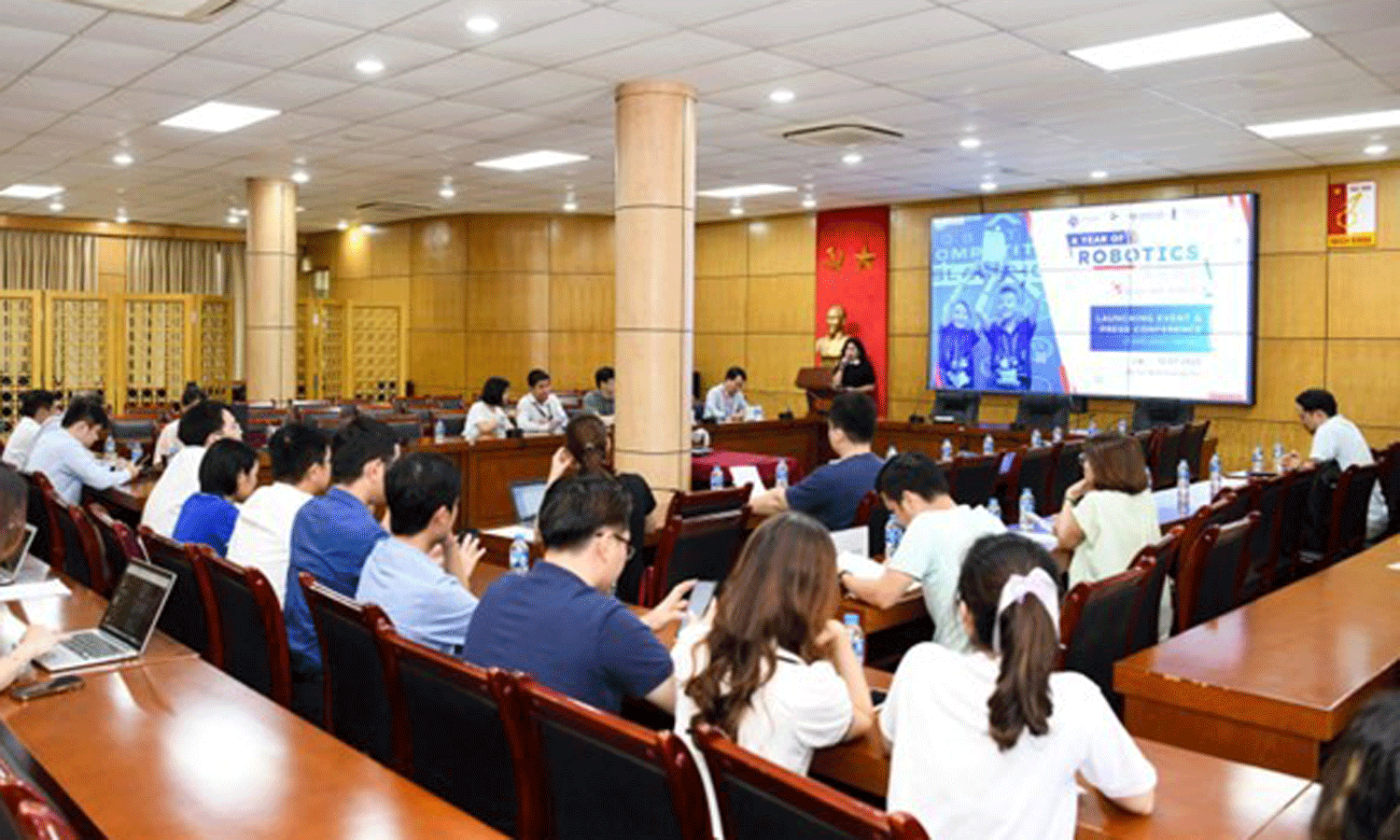 An overview of the press conference to launch the “A Year of Robotics 2024” Programme and Vietnam VEX Robotics National Championship 2024 (Photo: daibieunhandan.vn).