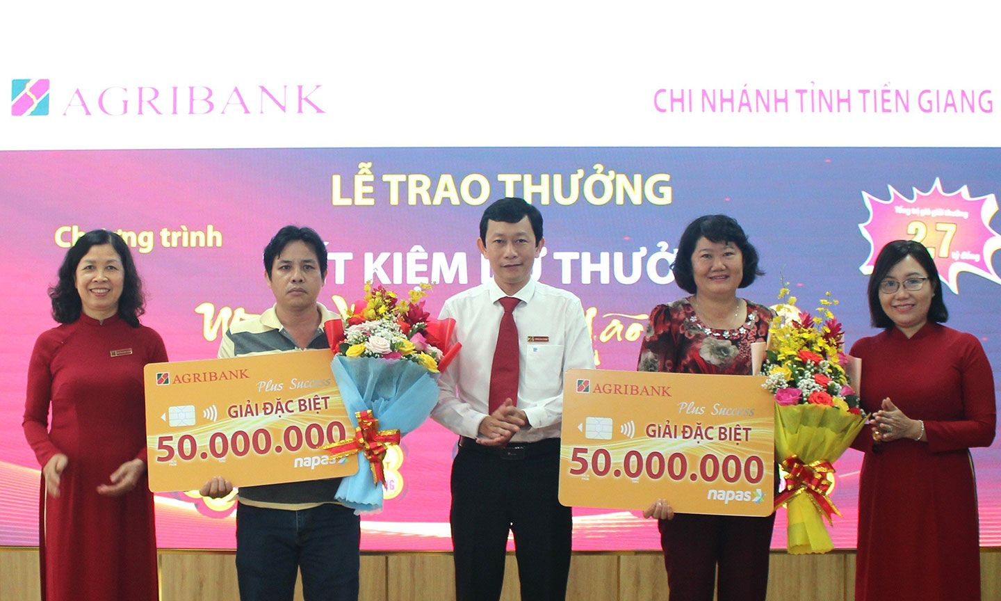 Ban Giám đốc Agribank Tiền Giang trao thưởng và tặng hoa chúc mừng khách hàng tại Hội sở Tỉnh trúng thưởng giải Đặc biệt.