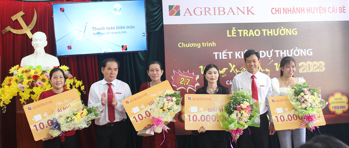 Ban Giám đốc Agribank Cái Bè trao thưởng và tặng hoa chúc mừng cho khách hàng trúng thưởng giải Nhì.