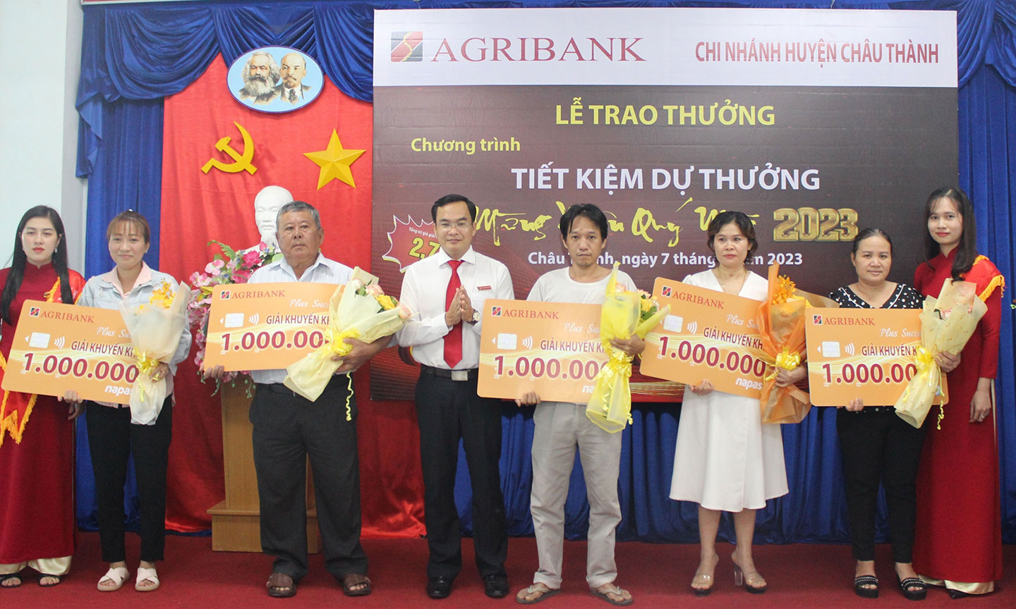 Giám đốc Agribank Châu Thành Huỳnh Văn Huyền trao biển tượng số tiền trúng thưởng giải Khuyến khích.