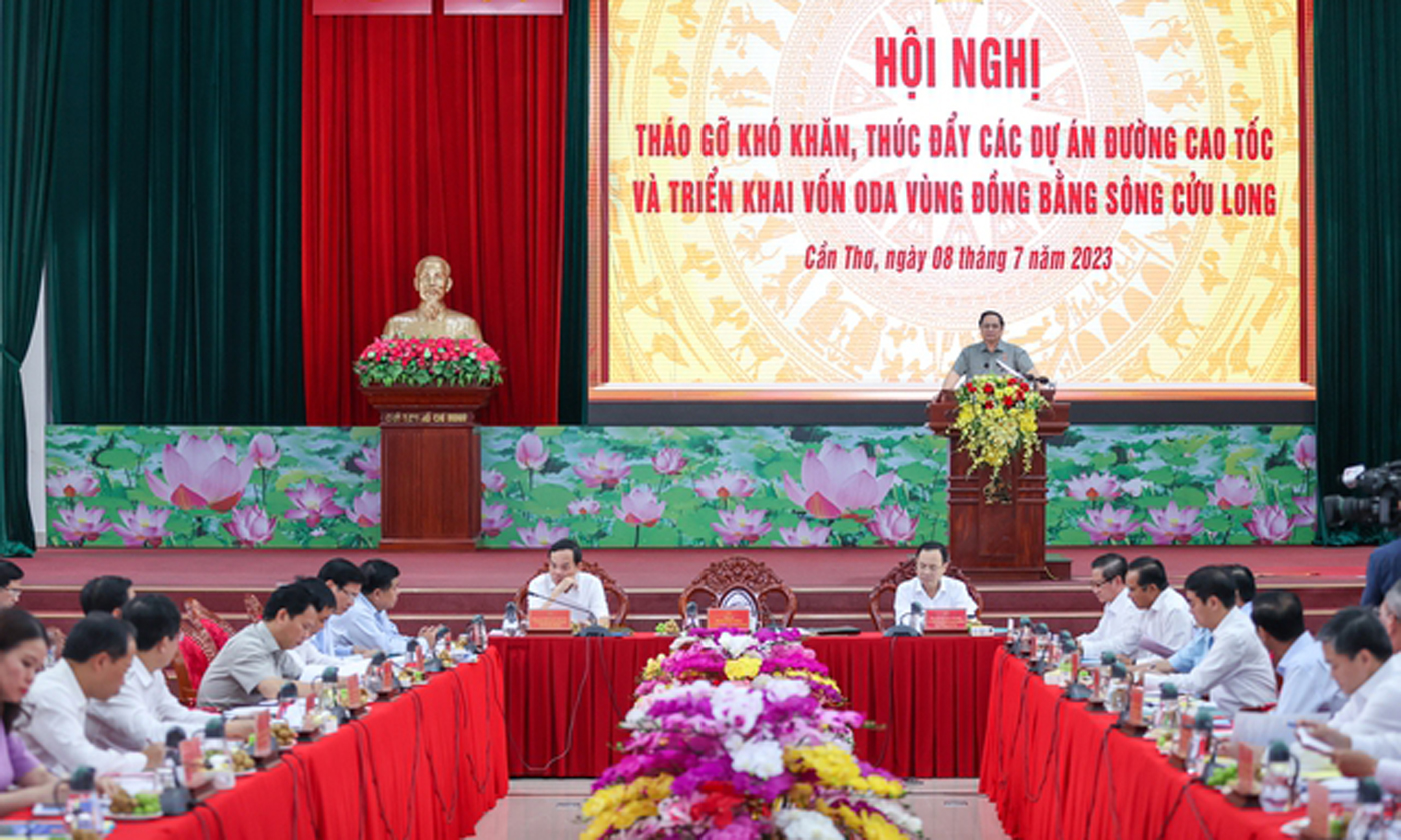 Thủ tướng Chính phủ Phạm Minh Chính: Không để xảy ra tình trạng dự án chậm tiến độ do thiếu vật liệu san lấp, nghiên cứu phương án xây dựng cầu cạn làm đường cao tốc thay cho phương án xây dựng đường trên nền đất - Ảnh: VGP