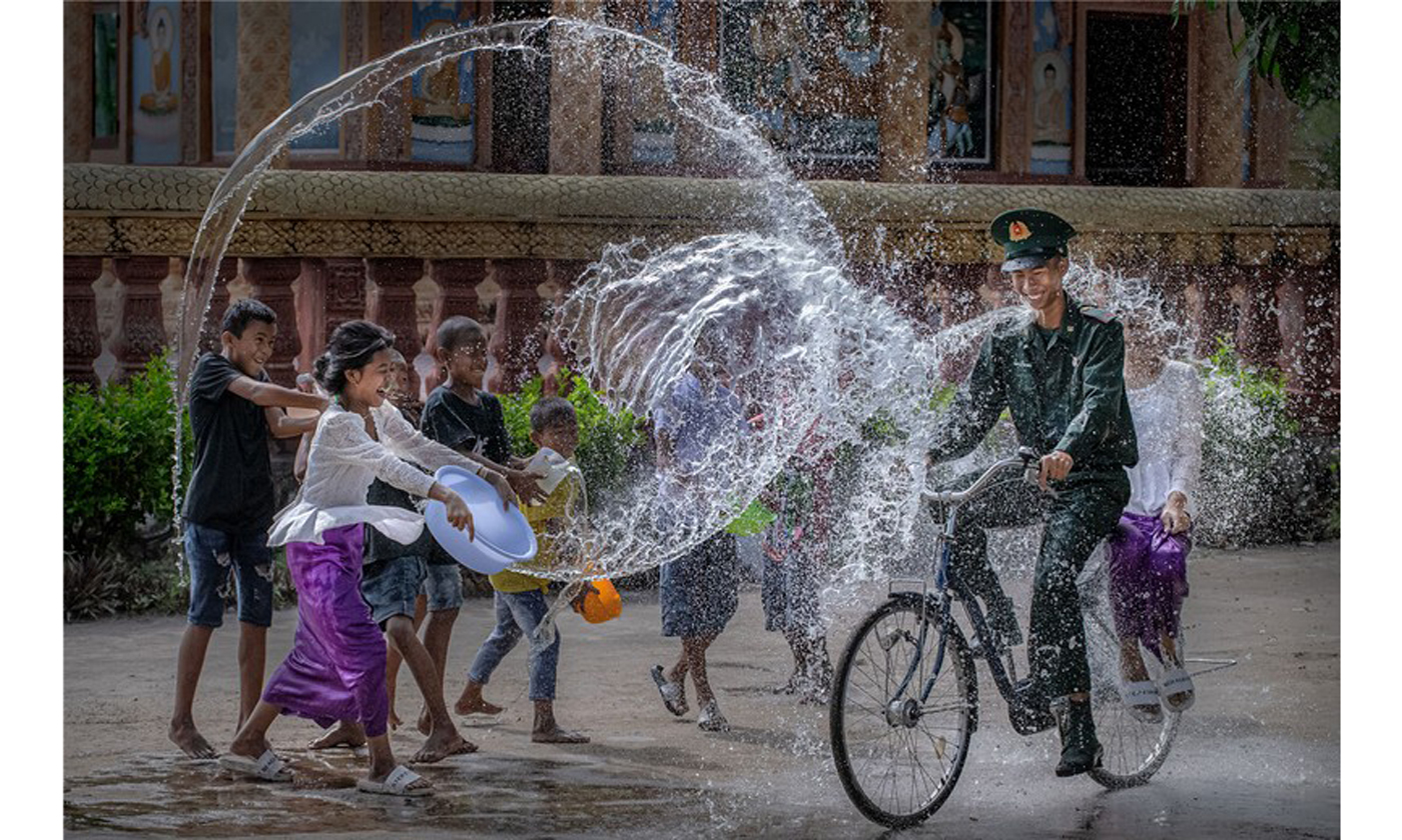 Nguyễn Hoàng Nam, Vui ngày hội té nước Khmer Nam Bộ, Huy chương Vàng cuộc thi ảnh nghệ thuật cấp quốc gia 