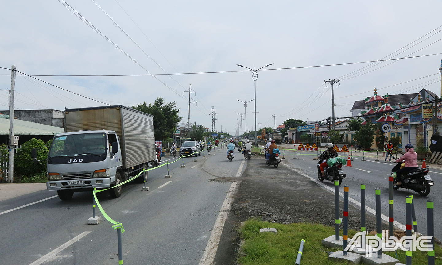 Công trình thi công trên quốc lộ 1 đoạn Thân Cửu Nghĩa gây ùn tắc giao thông, đặc biệt là thời điểm tan ca công nhân và cuối tuần.