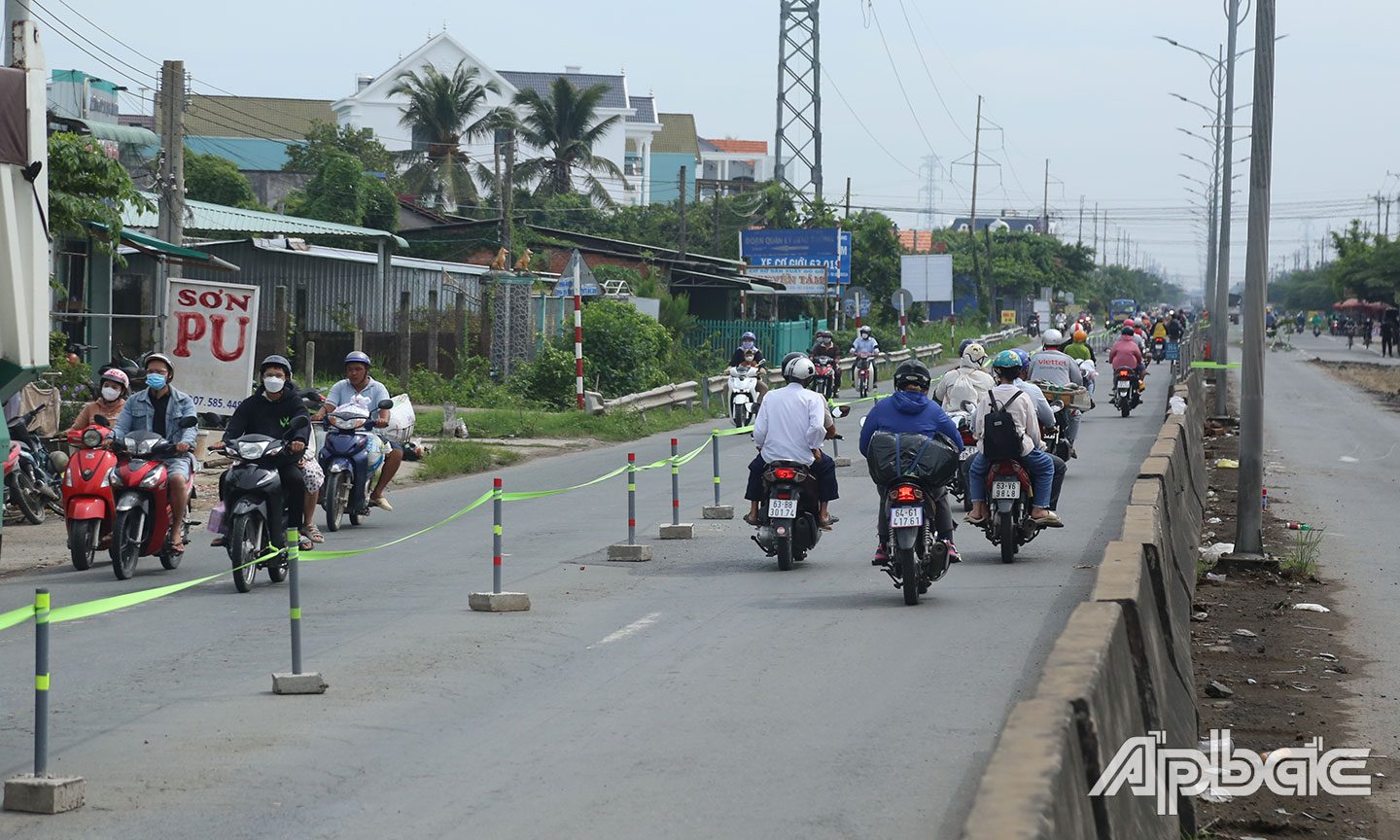 1 làn đường quốc lộ 1 đã bị chặn, các phương tiện di chuyển làn còn lại.