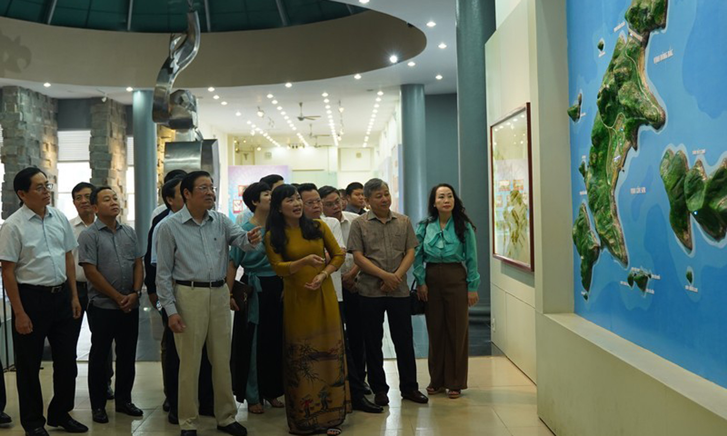 ABO/NDO- A delegation from the Party Central Committee (PCC) led by Politburo member and Chairman of the PCC’s Commission for Internal Affairs Phan Dinh Trac paid a visit to Con Dao Museum