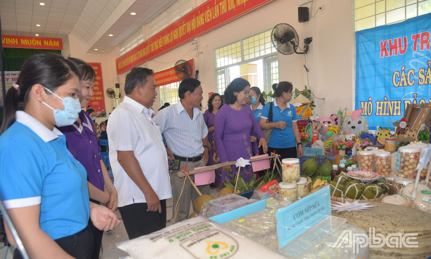 Trưng bày các sản phẩm đặc trưng của huyện Chợ Gạo.