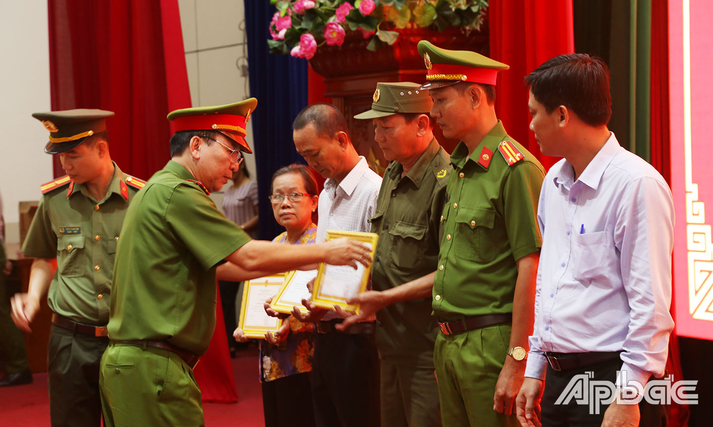 Các cá nhân và tập thể nhận bằng khen của Công an Tiền Giang.