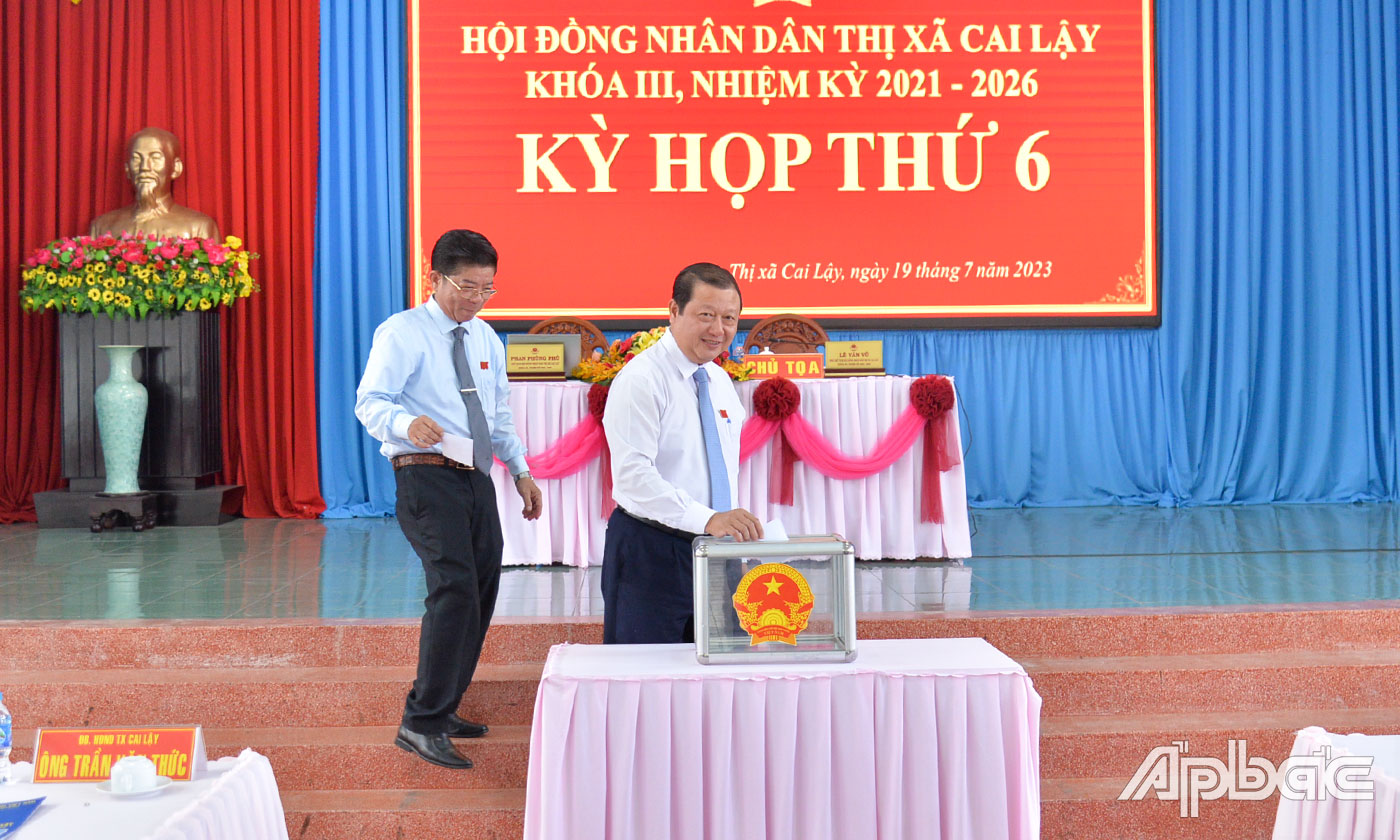 Đại biểu bỏ phiếu bầu bổ sung Ủy viên UBND TX. Cai Lậy, nhiệm kỳ 2021 - 2026 đối với đồng chí Nguyễn Văn Nha, Trưởng Phòng Nội vụ TX. Cai Lậy.