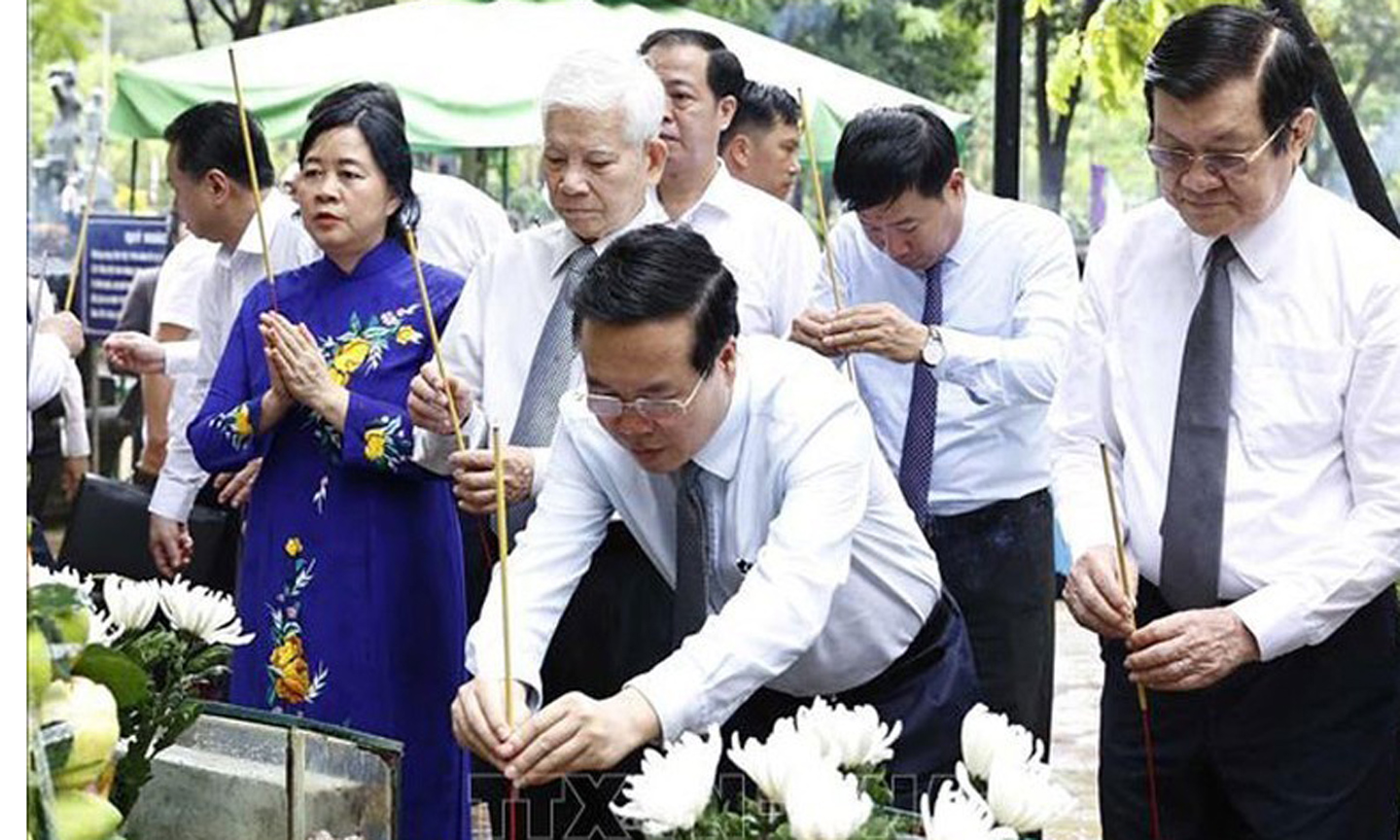 President Vo Van Thuong offers incense to heroes and martyrs. (Photo: VNA).