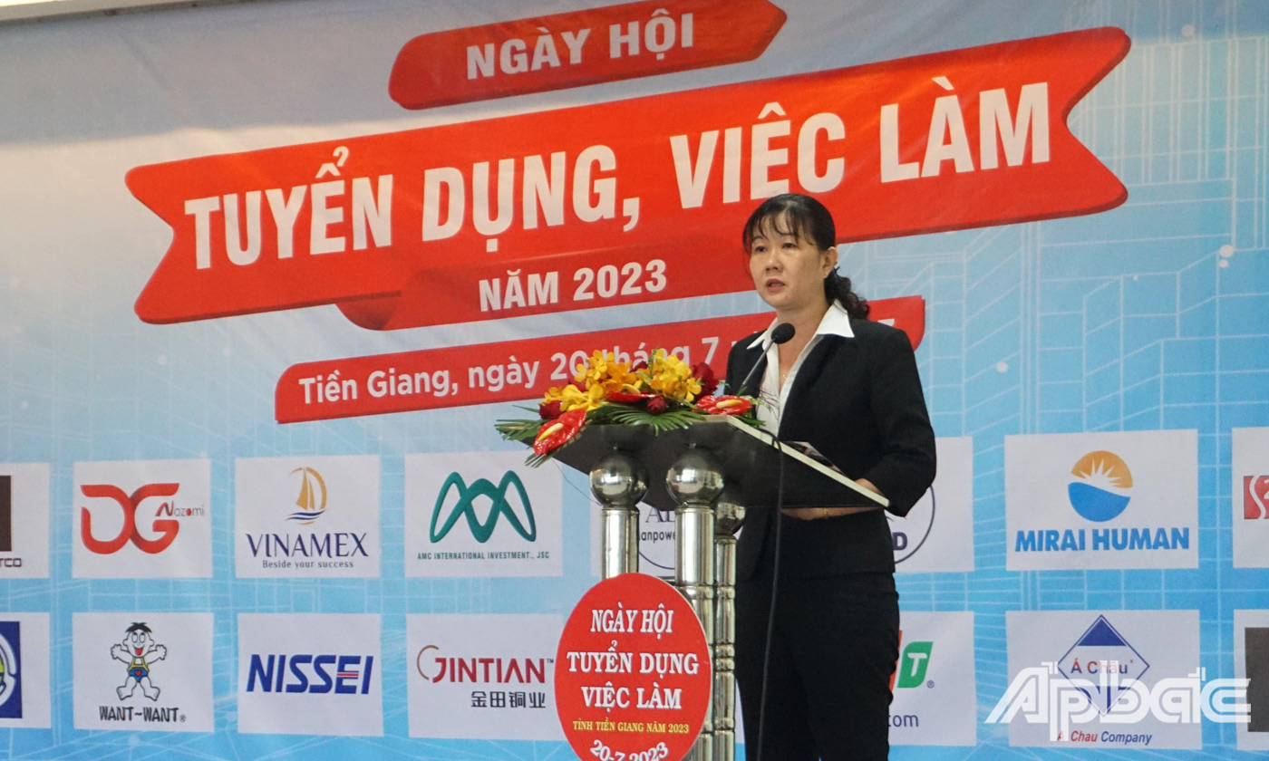 Phó Giám đốc Sở Lao động, Thương binh và Xã hội Nguyễn Thị Mỹ Nương phát biểu tại Ngày hội tuyển dụng việc làm