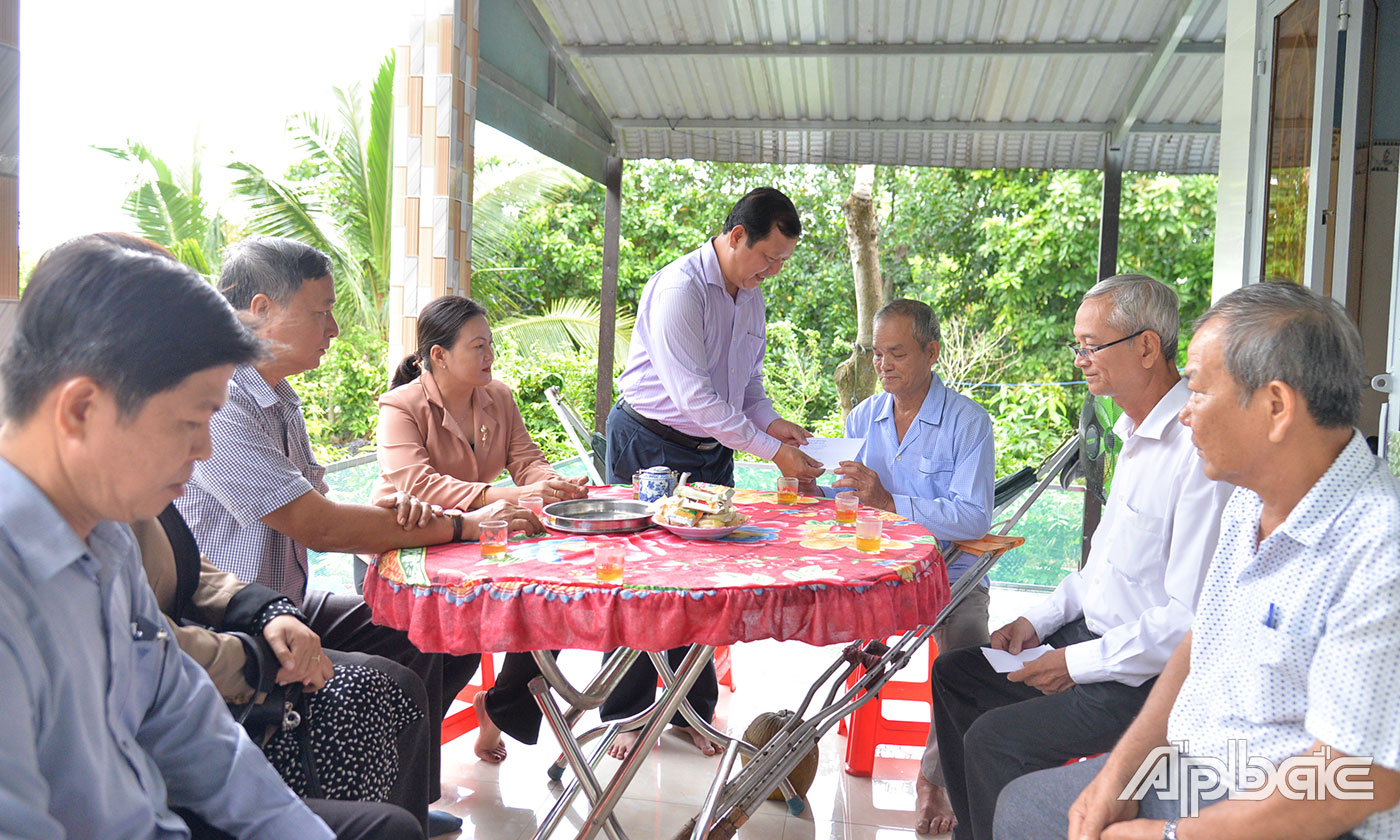 Đoàn đến thăm và tặng quà ông Lê Văn Có (Thương binh 61%), ngụ khu phố 1, phường 3