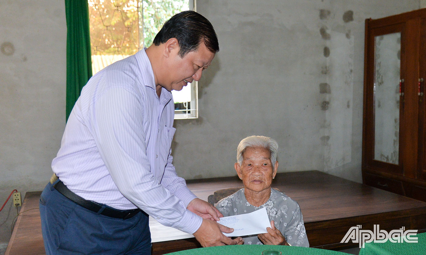 đồng chí Phan Phùng Phú thăm, tặng quà bà Cao Thị Thùa (Mẹ Việt Nam anh hùng), ngụ khu phố 3, phường 3.