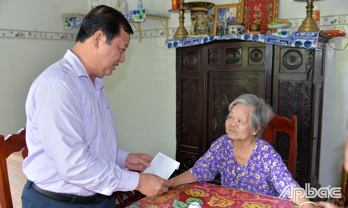 Đoàn đến thăm và tặng quà bà Đoàn Thị Nhường (Vợ liệt sĩ), ngụ khu phố 2, phường 3.