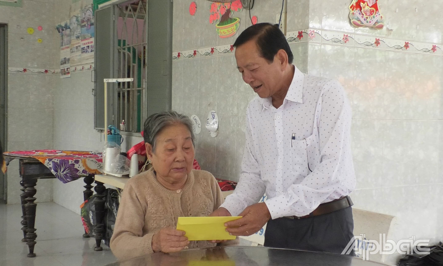Đồng chí Võ Văn Nhanh, Phó Chủ tịch UBND huyện Cai Lậy thăm, tặng quà  gia đình chính sách xã Phú Cường.