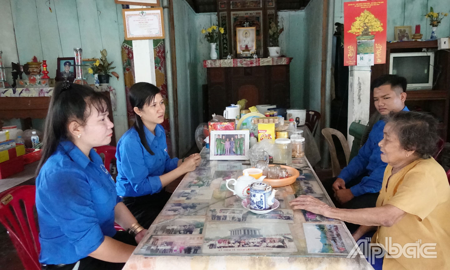 Tuổi trẻ xã Phú An thăm, tặng quà gia đình bà Nguyễn Thị Biếc (vợ liệt sĩ, ấp 3, xã Phú An).