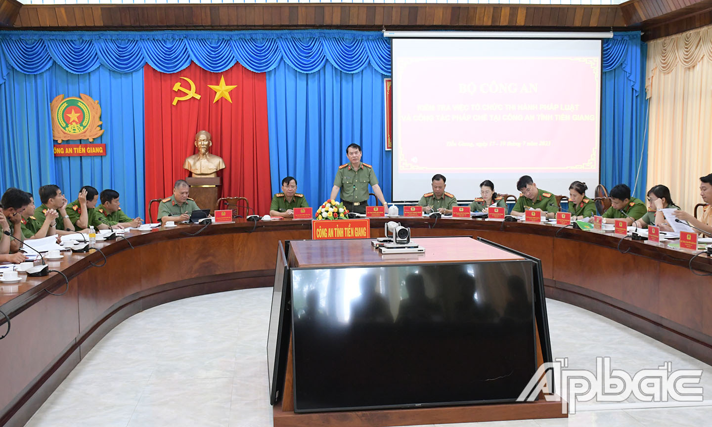 Đoàn kiểm tra việc tổ chức thi hành pháp luật và công tác pháp chế tại Công an tỉnh Tiền Giang. Ả