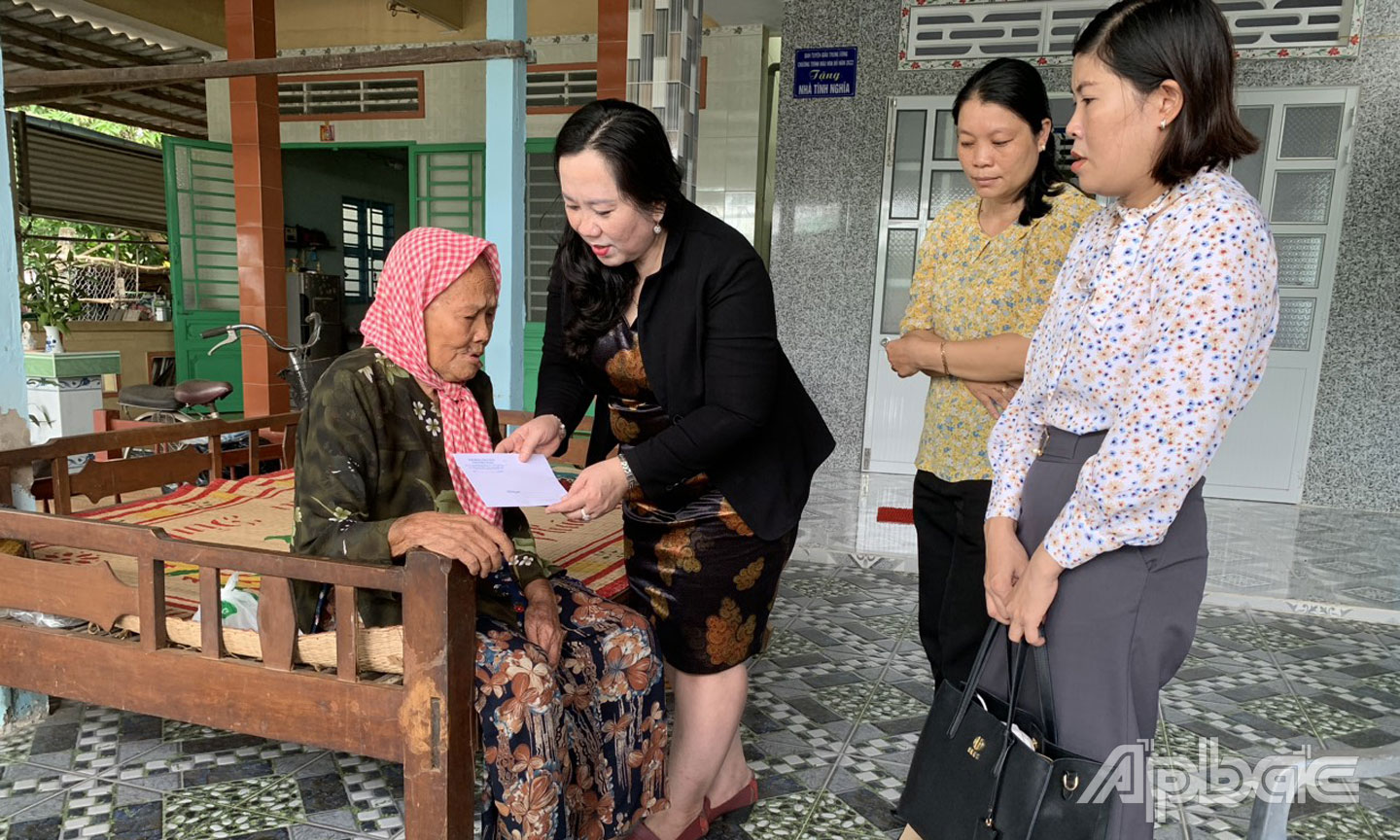 Đoàn công tác HĐND tỉnh: Thăm, tặng quà gia đình  mẹ liệt sĩ Võ Thị Nguyệt.