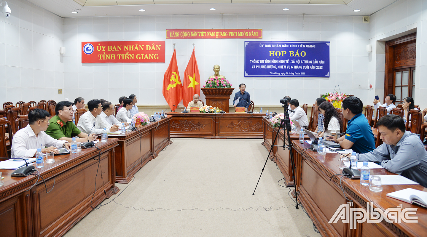 Quang cảnh cuộc họp