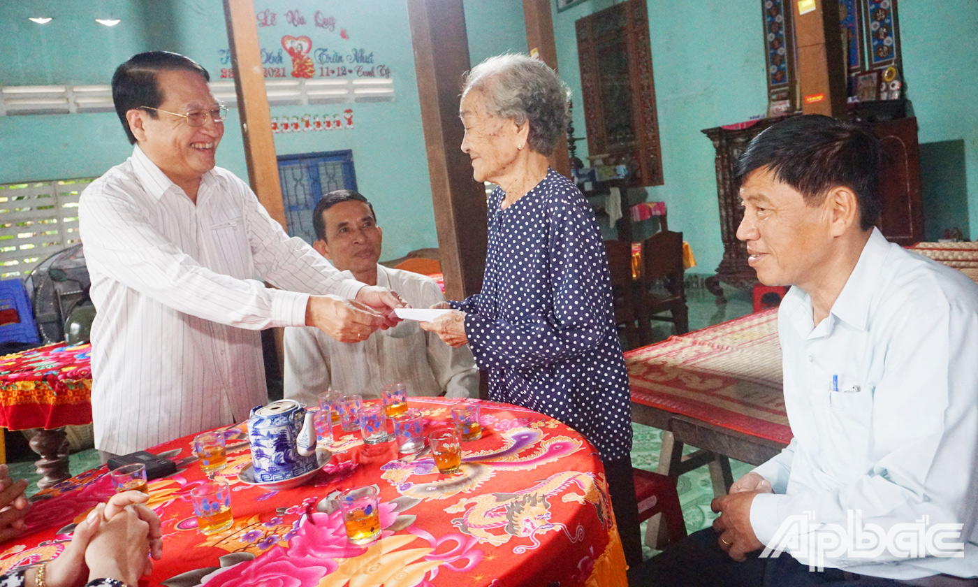 Đoàn đến thăm và tặng quà bà Nguyễn Thị Cơ (Chất độc hóa học), ngụ ấp Thanh Đăng B, xã Thanh Bình