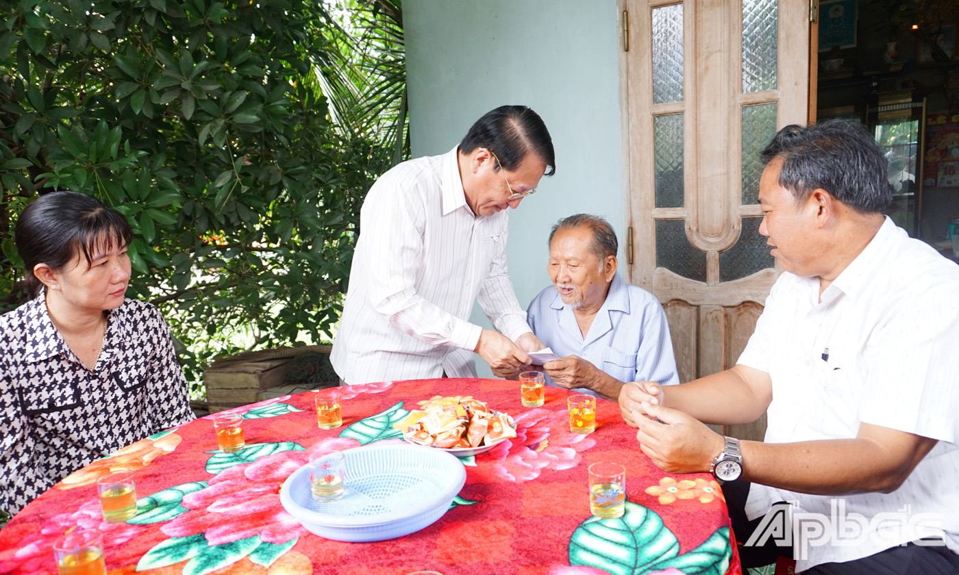 Đoàn đến thăm và tặng quà cho ông Từ Thành Nam (bệnh binh), ngụ ấp Tân Mỹ, xã Tân Bình Thạnh