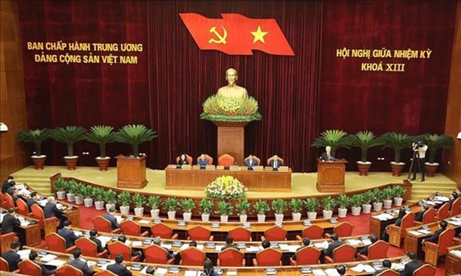 At a mid-term meeting of the 13th Party Central Committee (Photo: VNA)