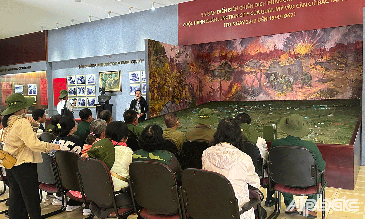 Đoàn nghe thuyết minh bằng sa bàn diễn biến chiến dịch phản công đánh bại cuộc hành-quân-Junction-City-của-quân-Mỹ